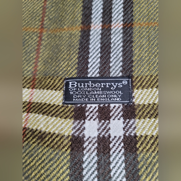 Authentic Burberry 100% Lampswool scarf - Picture 4 of 7